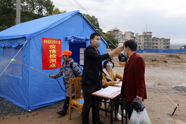 临武县机关单位干部职工“下沉”小区 助力疫情防控