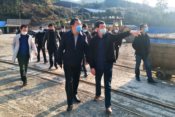 刘杨到矿山企业现场办公