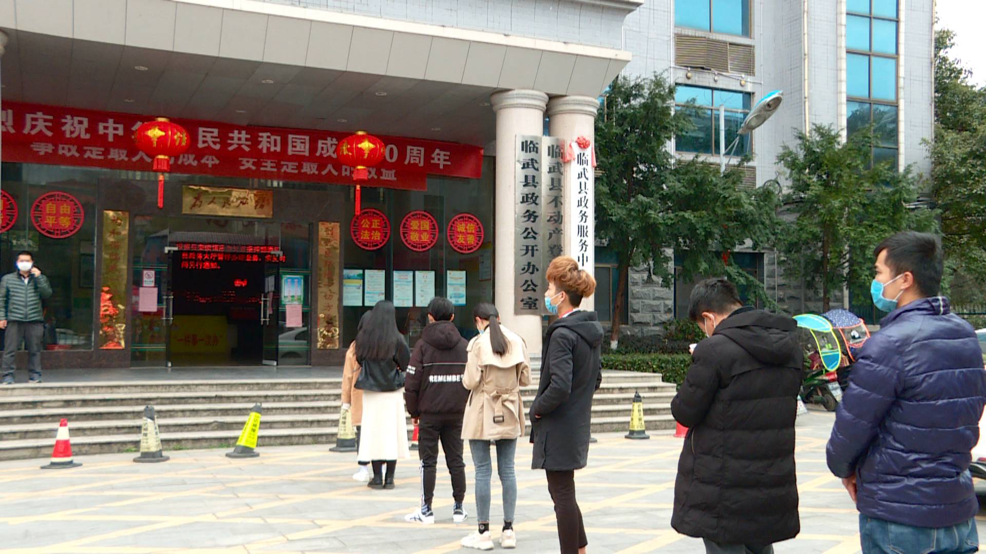 【坚定信心、同舟共济、科学防治、精准施策】县政务服务中心：业务线上申办 证件免费寄送