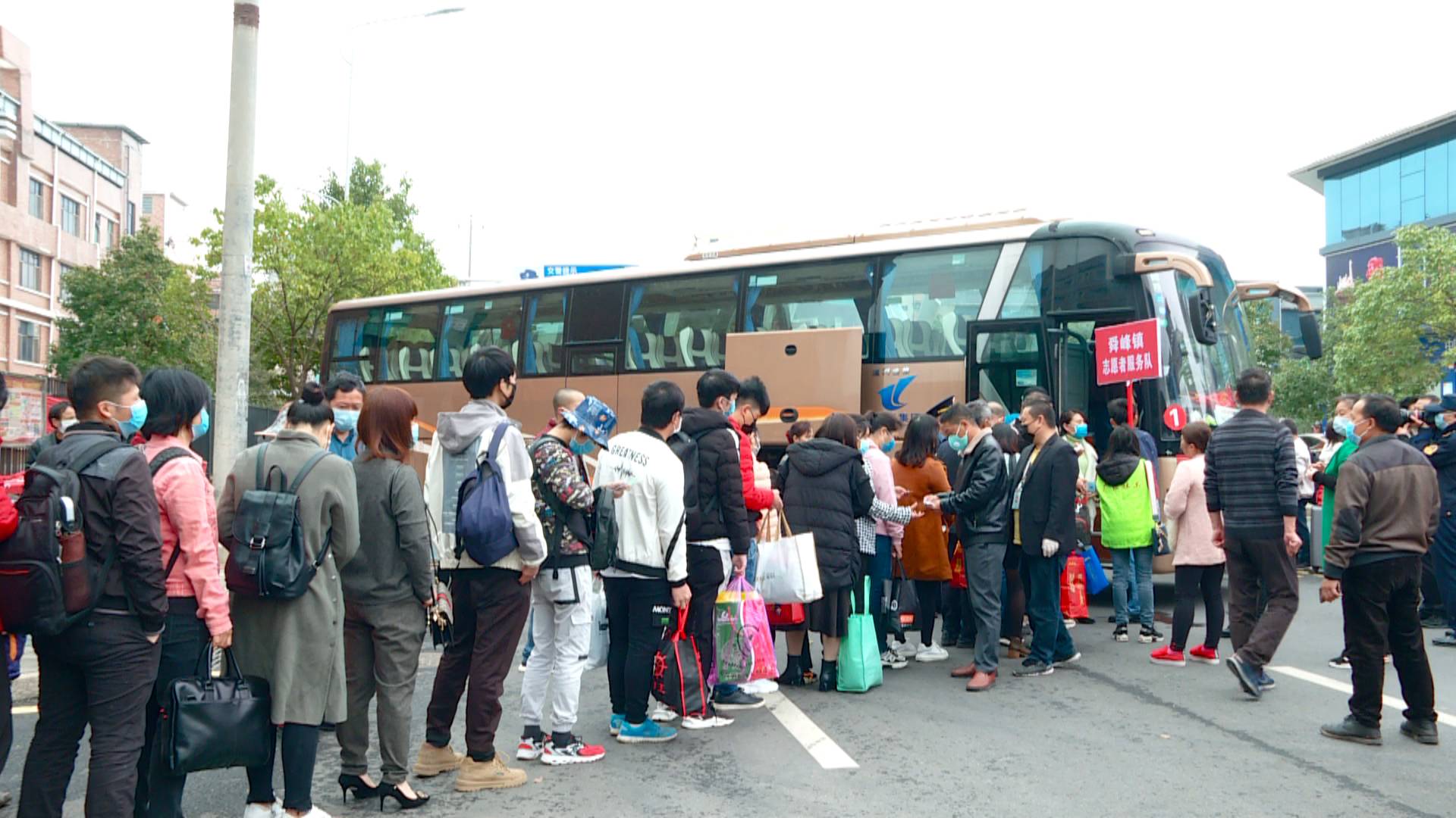 【坚定信心、同舟共济、科学防治、精准施策】100名务工人员搭乘郴州外出务工高铁专列赴粤返岗复工