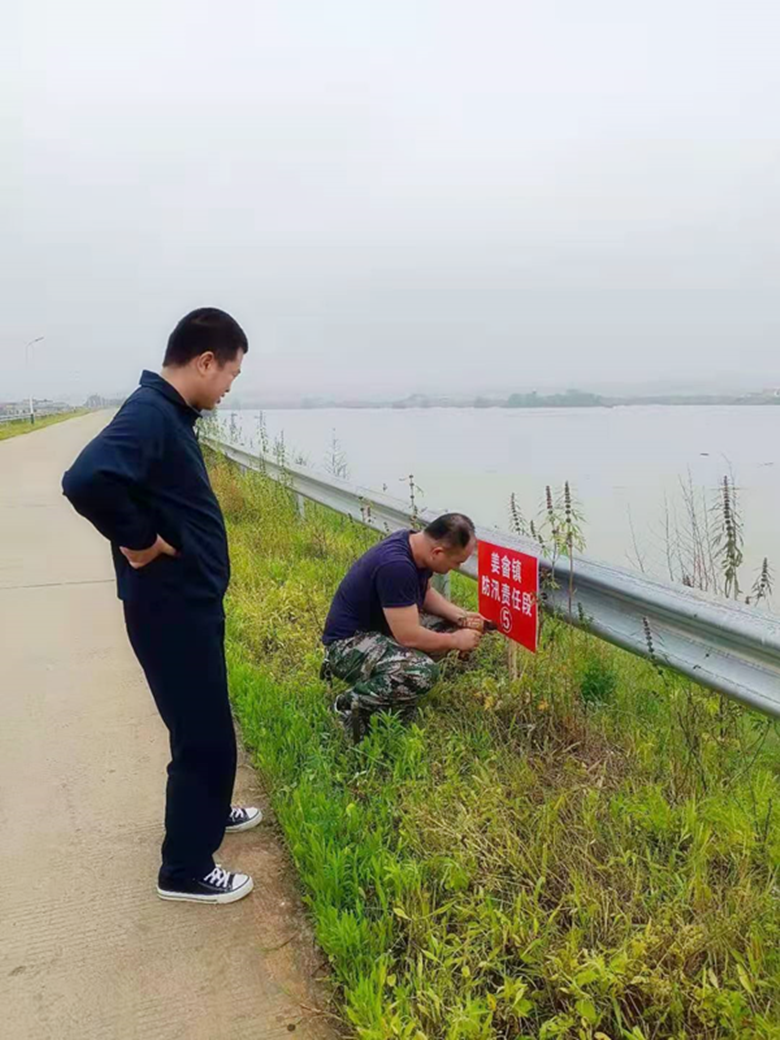 姜畲镇:闻"汛"而动 党员干部奋战在防汛第一线-新闻内容-雨湖新闻网