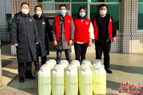 共筑春运返程安全屏障 爱心人士为常德火车站捐赠500斤消毒液