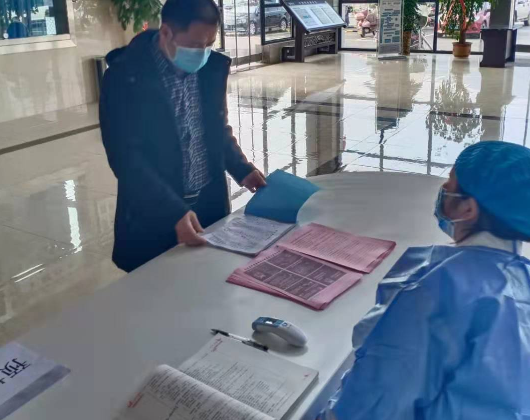 湖北男子高速路口上车坏了 炎陵中医院党总支书记借车让他开回家