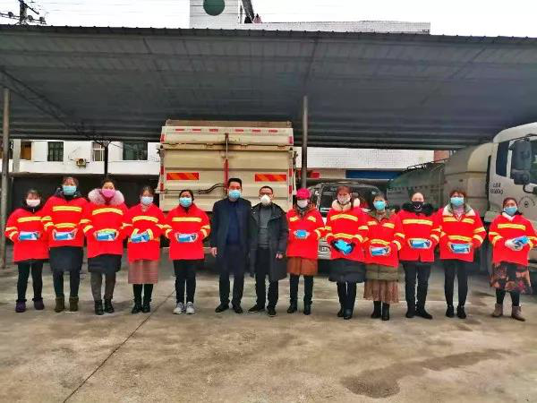 【抗击疫情在炎陵】 爱心人士为城市“美容师”捐赠口罩等物资