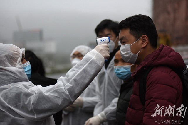 落实习近平总书记重要讲话精神丨铁腕抗疫不可懈 风物长宜放眼量