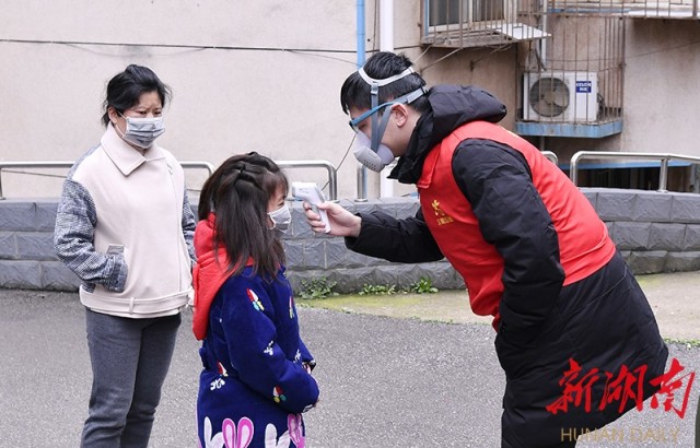疫病无情人有爱 最是动人“志愿红”