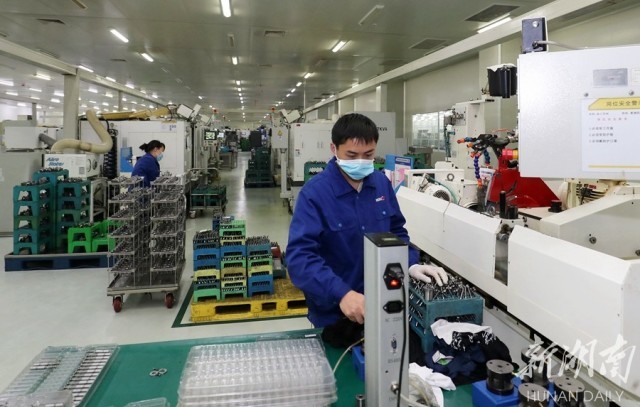 疫情防控不松劲 春来何惧寒潮临