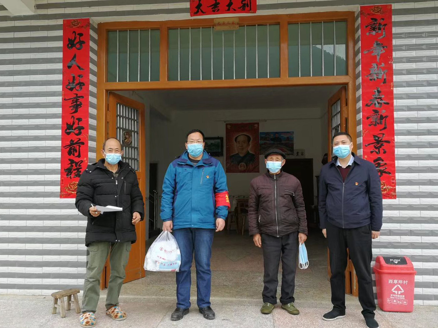 炎陵县西草坪村免费给村民发放口罩