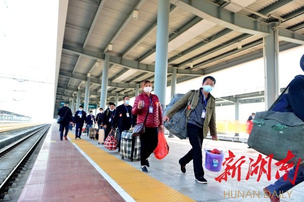 两场战役一起打 如期脱贫不动摇
