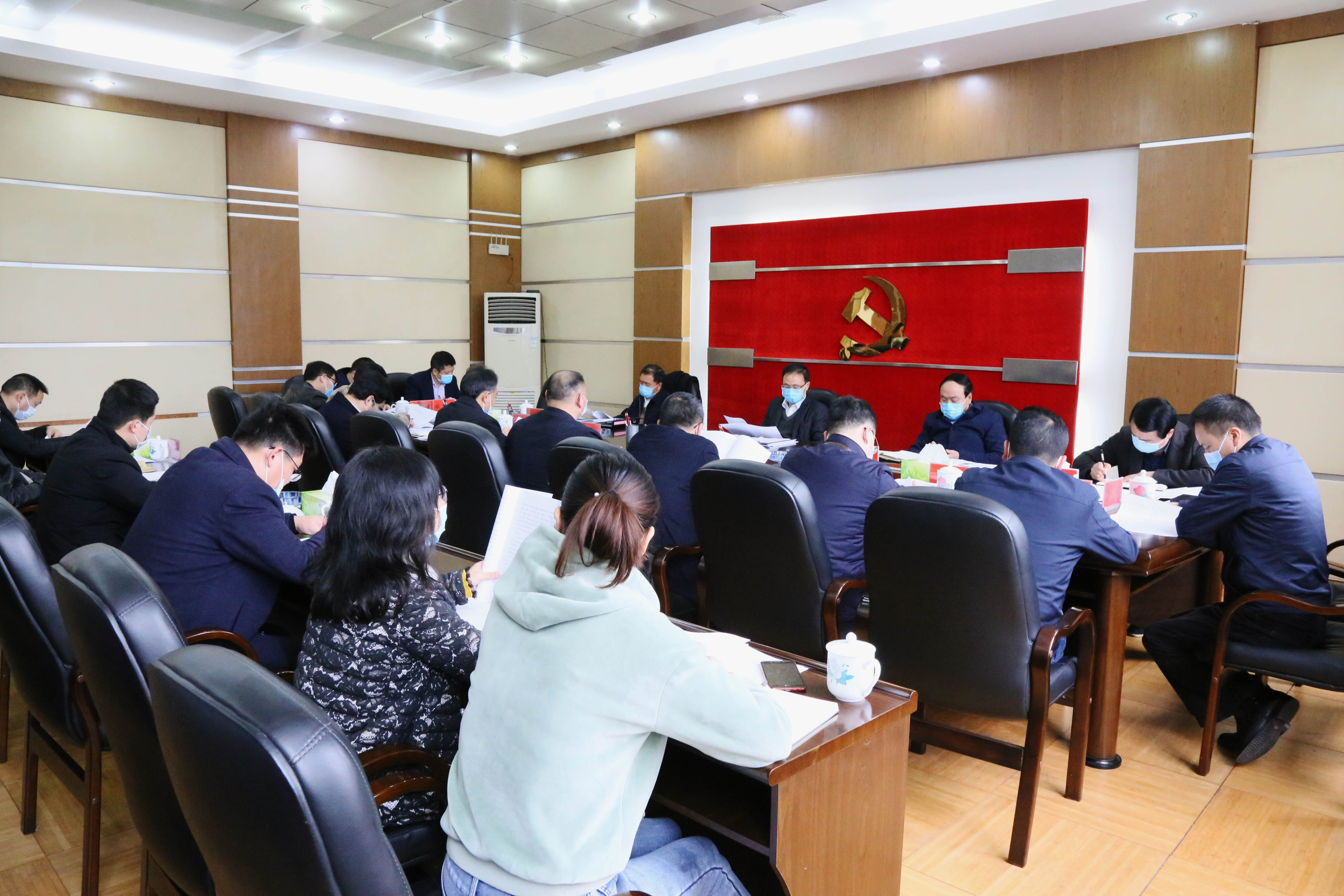 县委常委会会议传达学习习近平总书记重要讲话指示精神并研究脱贫攻坚工作