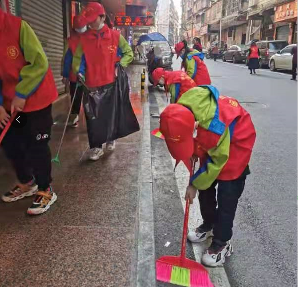 潇湘街道:荷池路社区组织小学生参加义务劳动