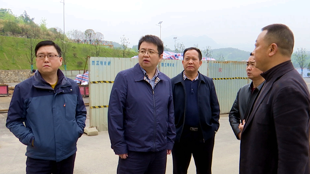 孙华伟先后来到热市镇明月新材,漆河镇钟广富搅拌厂,县城污水处理厂