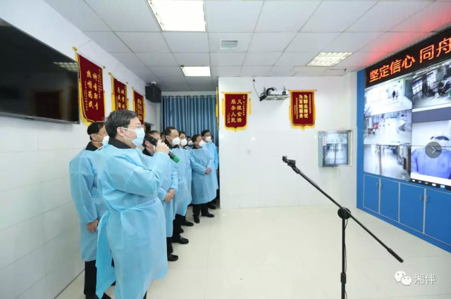 在隔离病房与省委书记视频通话的她，今天出院了！