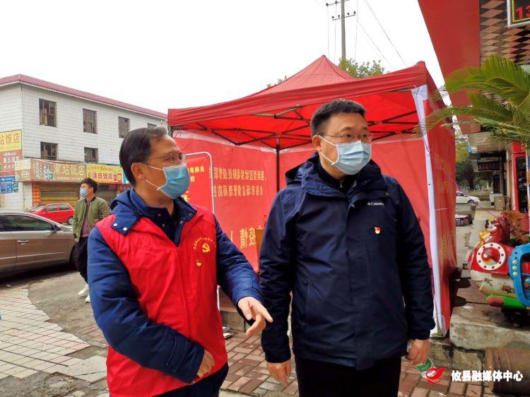 县领导督导居民小区联防联控工作