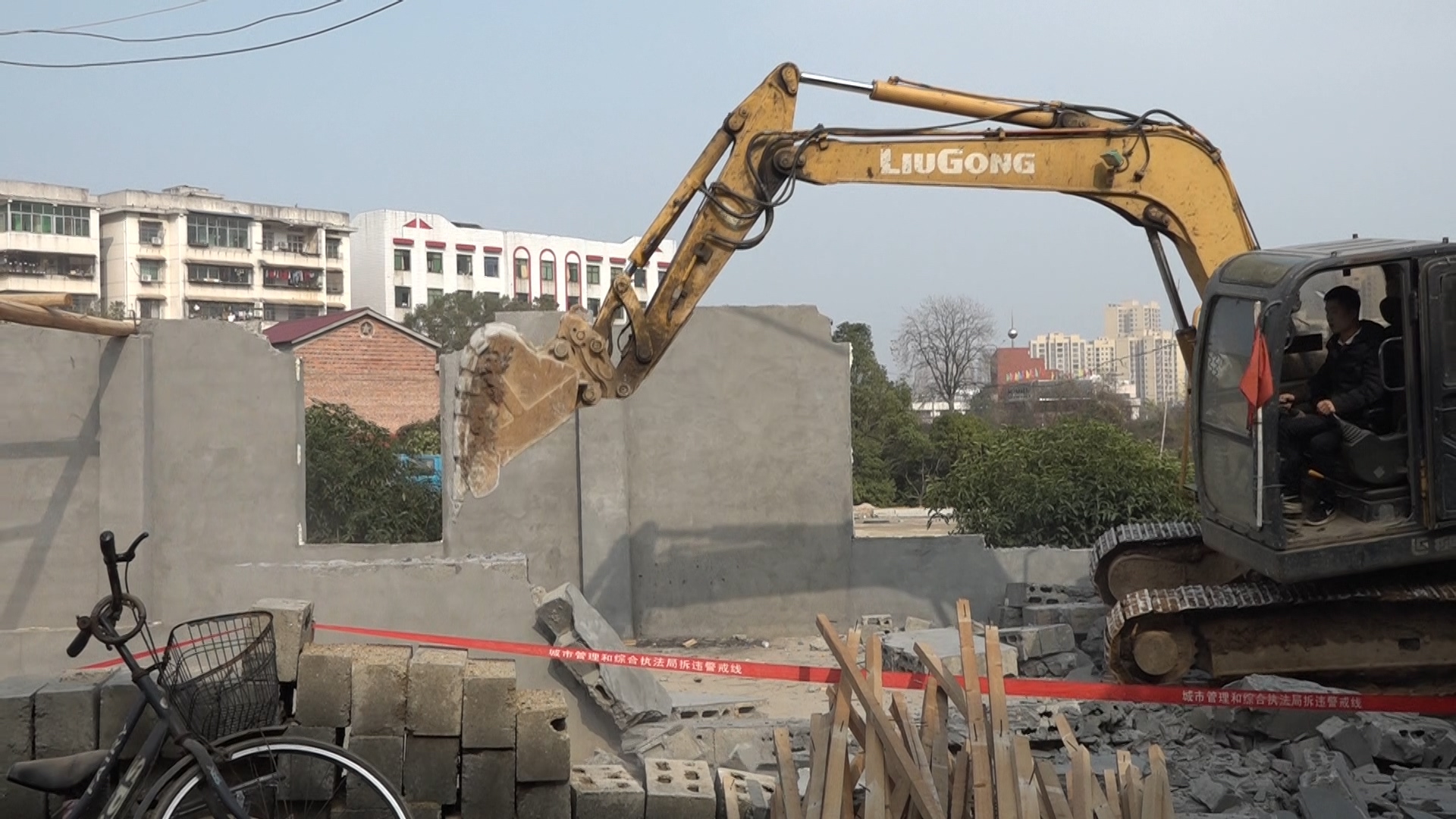 开云镇两路口社区3处违章建筑被依法强制拆除
