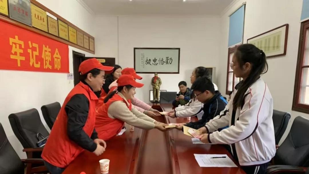 青春扶贫 严冬有“衡”温