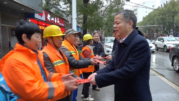 尹培国带队慰问一线岗位工作人员