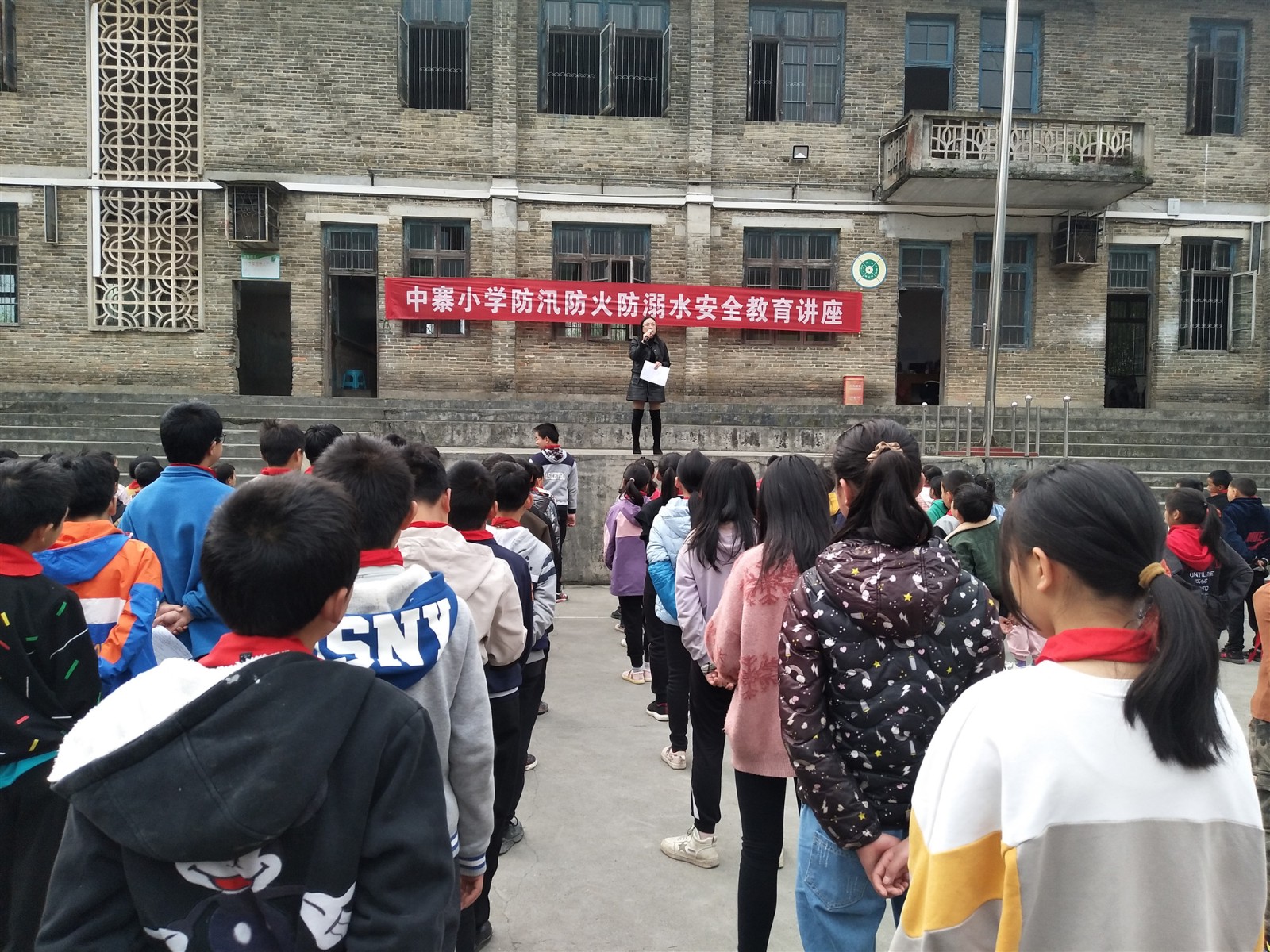 学校老师对同学们做了"珍爱生命,安全第一"的主题教育讲话,从防汛