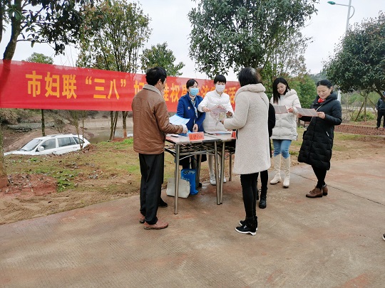 活动紧紧围绕"巾帼在行动 维权服务进万家"这个主题,通过现场悬挂横幅