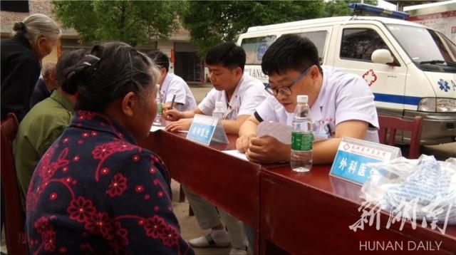 永兴县樟树镇：向贫困户们送医送药送健康