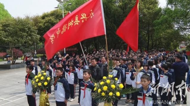 永兴县树德中学开展清明节祭扫烈士陵园活动