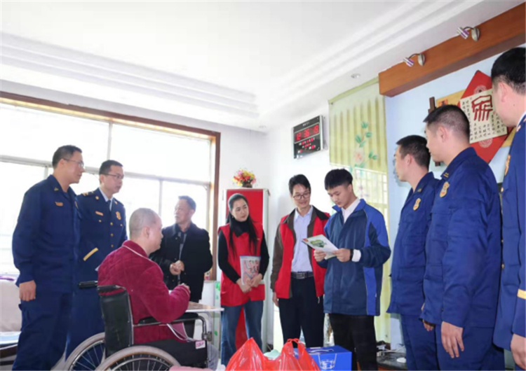 永兴县志愿者协会、消防救援大队共同开展爱心助学活动