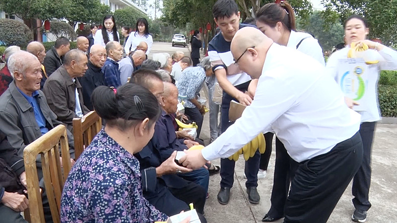 郴州爱心人士到浩塘镇敬老院慰问老人