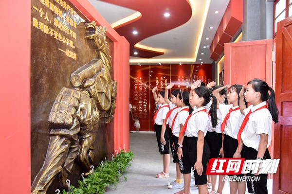 最美奋斗者  欧阳海：推马救列车，壮志砺后人