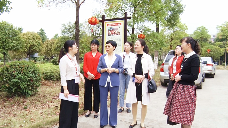 首小翠来我县调研妇联工作