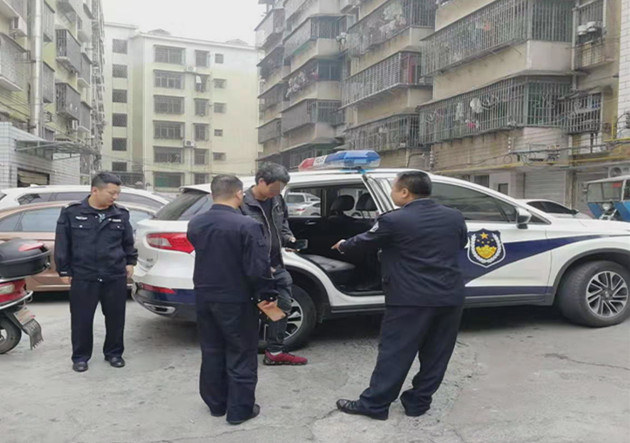 【创文进行时】重拳出击 城管严厉打击非法张贴小广告行为