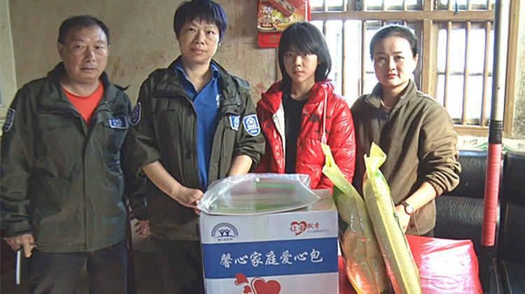 省馨心公益关爱我县贫困学子