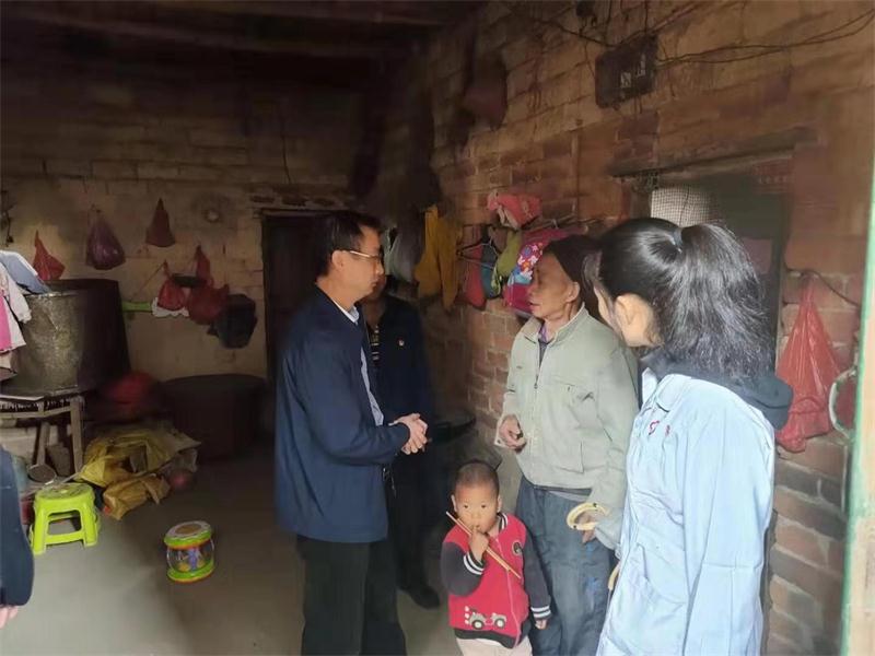 【不忘初心  牢记使命】县宝山医院开展志愿服务活动