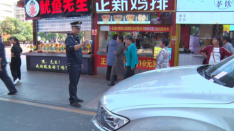 【城管来了】 整治乱停乱放现象  打造城市风景线  