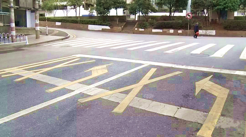 【交警来了】：中医院路口为何要这样走？ 