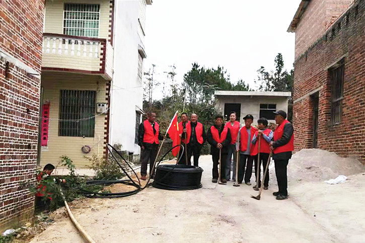 【不忘初心  牢记使命】塘市镇茶园村：党员干部帮困难村民铺水管