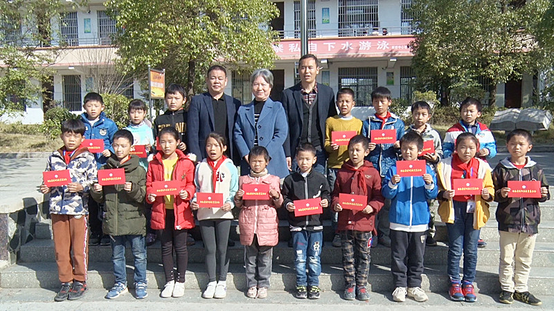  县教育基金会到流峰为困难学子发放助学金     
