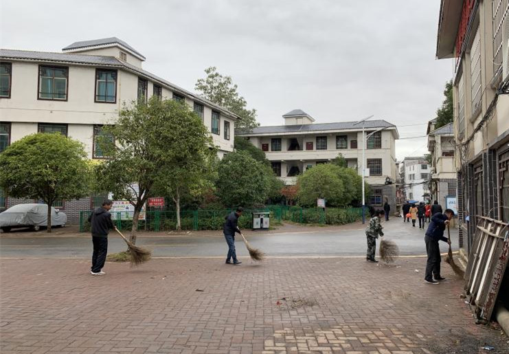 党员志愿者在行动  义务清扫市场卫生