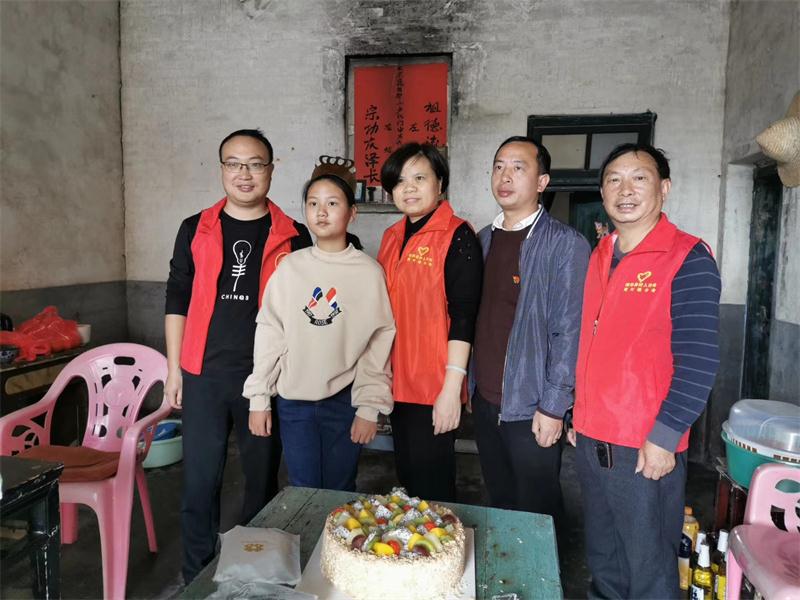 13岁女孩的第一个生日蛋糕