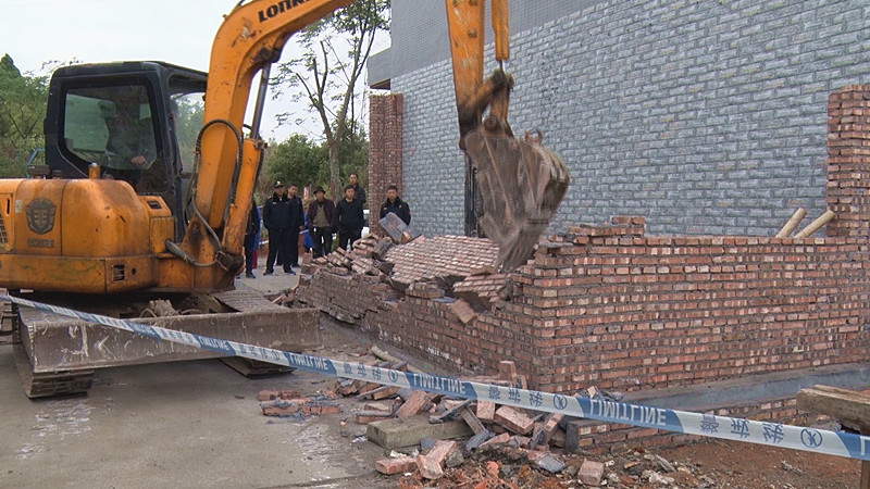 我县依法强制拆除违法违规建筑