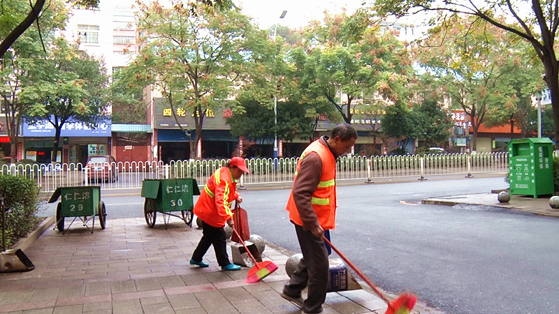 【城管来了】风雨中坚守的环卫工人