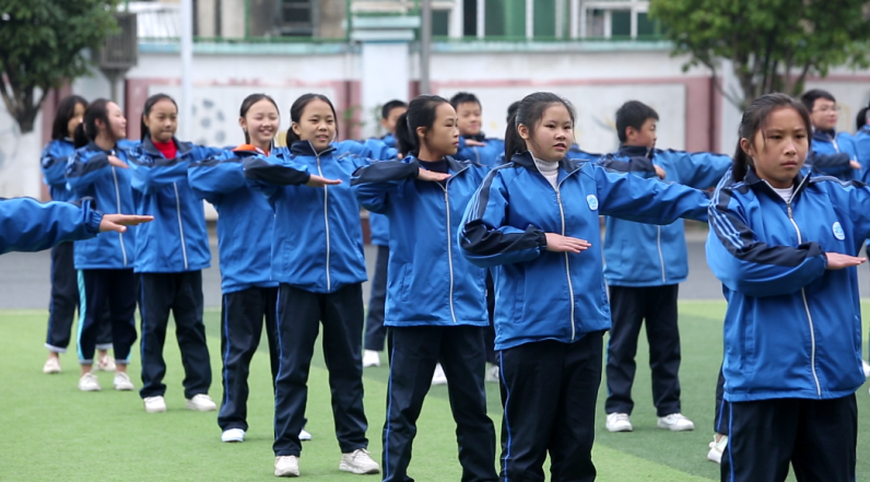 鹿峰中学开展七年级广播体操比赛