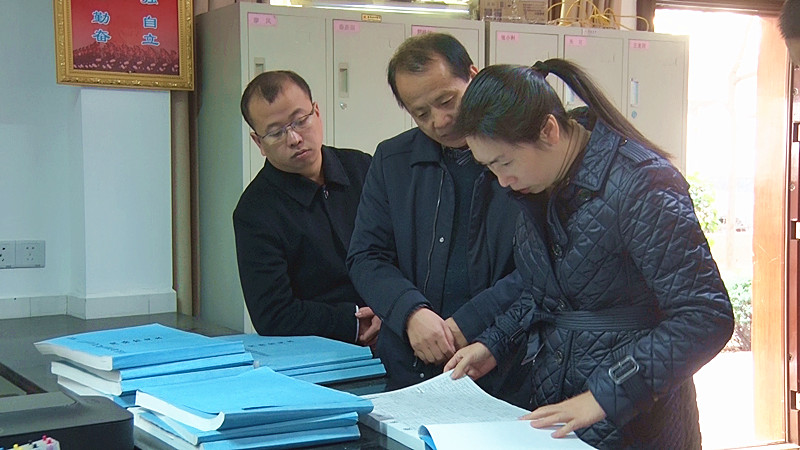 县领导调研城市基层党建工作