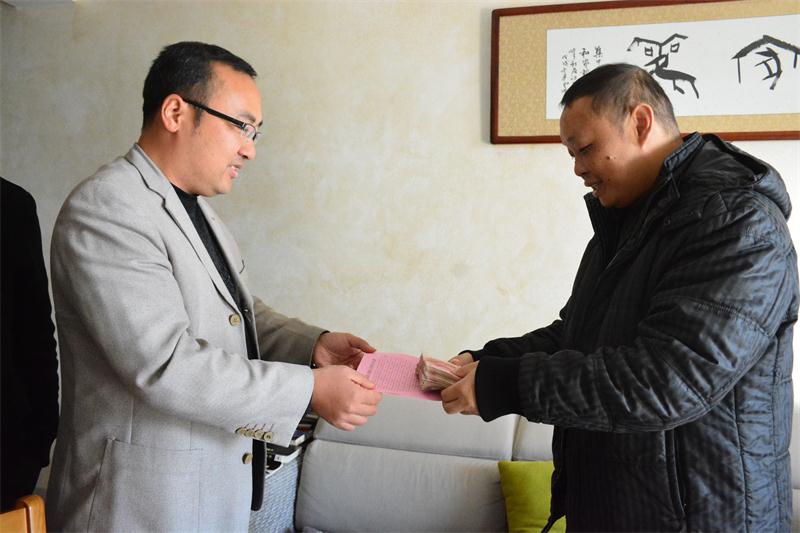 踊跃捐款献爱心 满满真情暖人心