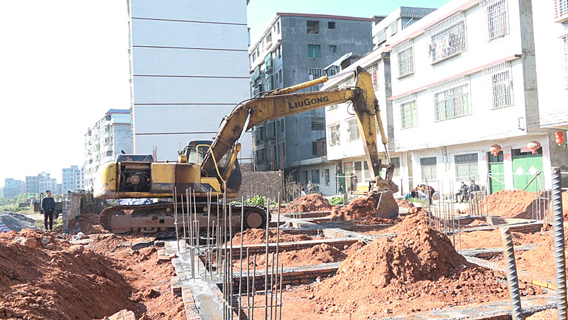  我县依法强制拆除违法违规新建房屋400余平米