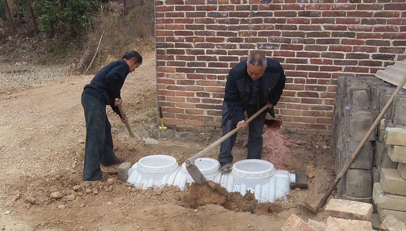 塘市镇排泉村：逐户指导  积极推动“户改厕”工作