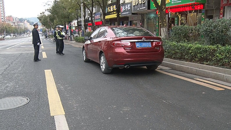 【交警来了】专项整治车辆违停  去除城区交通顽瘴痼疾