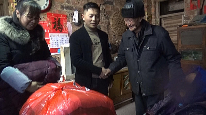 爱心企业为贫困户送温暖