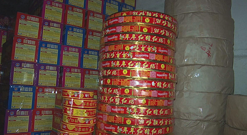 我县查处一处烟花爆竹非法储存点