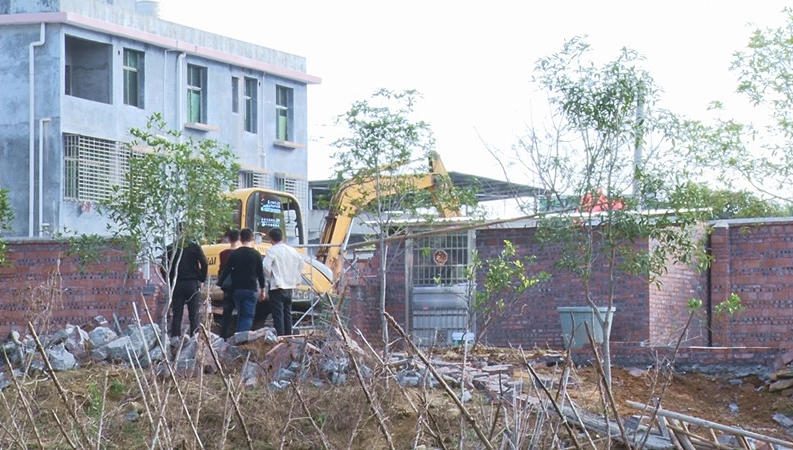 我县依法强制拆除三处违法建筑