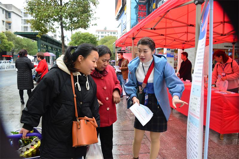  我县开展城区居民生活用水阶梯水价现场宣传活动